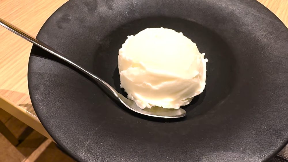 Hokkaido mascarpone ice cream at 北海道マルハ酒場 御徒町二号店, Tokyo